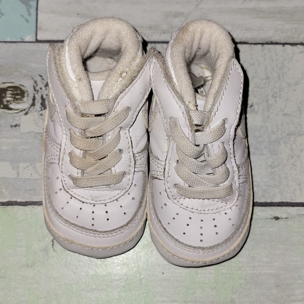White Soft Soul Nike Air Force shoes sz 2C